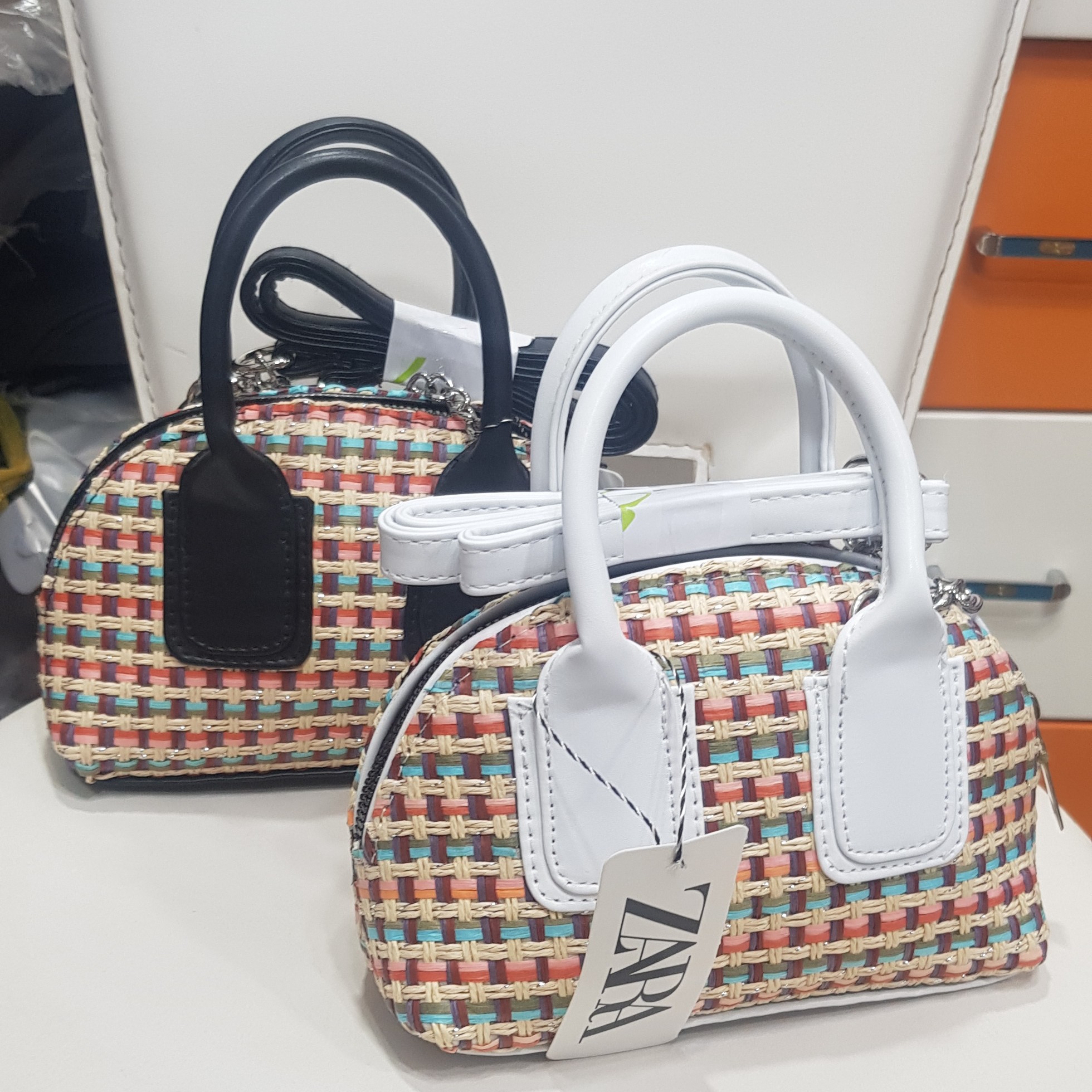 کیف دخترانه زیبا و خوشگل کنفی پارچه ترک  در دو رنگ مشکی و سفید مناسب فصل تابستان جنس زپپ و یراق ها خارجی و رنگ ثابت