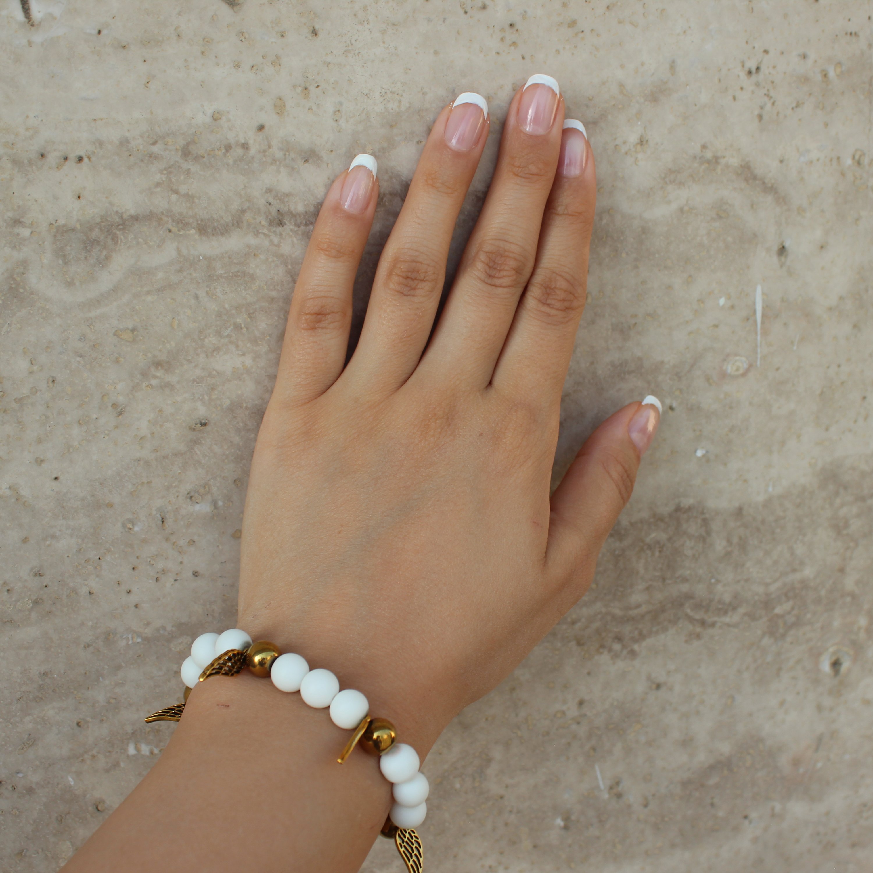 دستبند اونیکس سفید و حدید کشی و فری سایز 