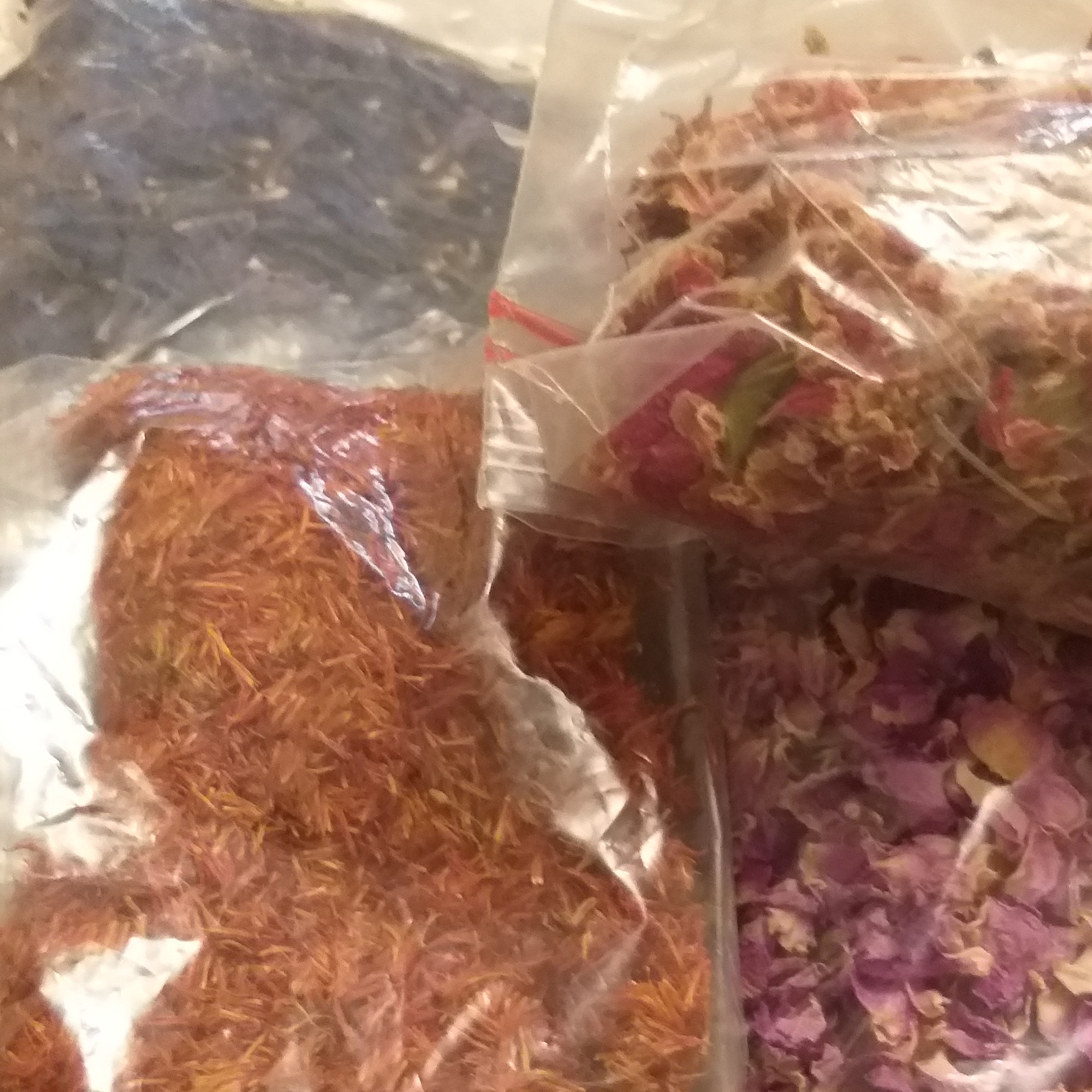 پک   10 عددی شامل  گل گاوزبان، پرگل محمدی مریم گلی، گلرنگ ،گلنار فارسی، مررنجوش ، گزنه رزماری، به لیمو، با ارسال رایگان 