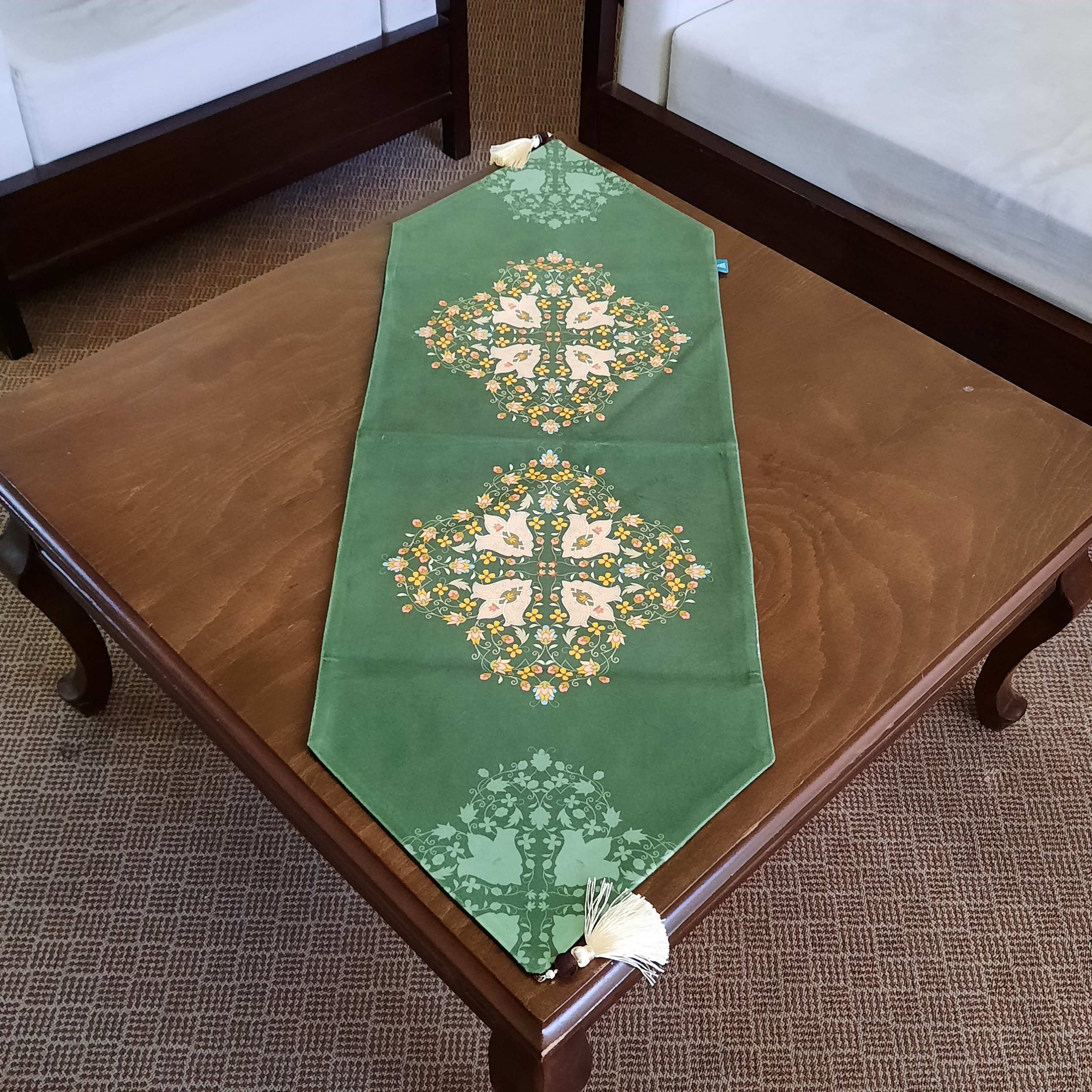 رانر مخمل آستر دار طرح دلنواز سبز منگوله دار105.35