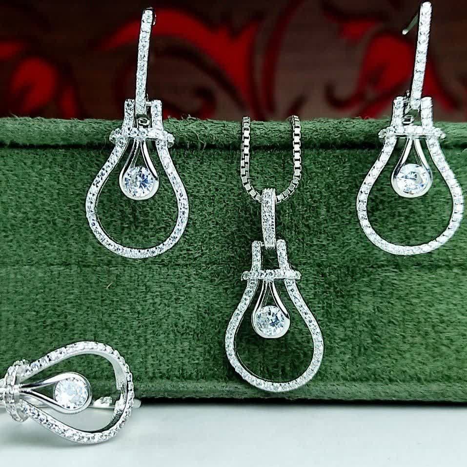 نیم ست زیبای جواهری میکرو
عیار نقره 925ارسال رایگان 