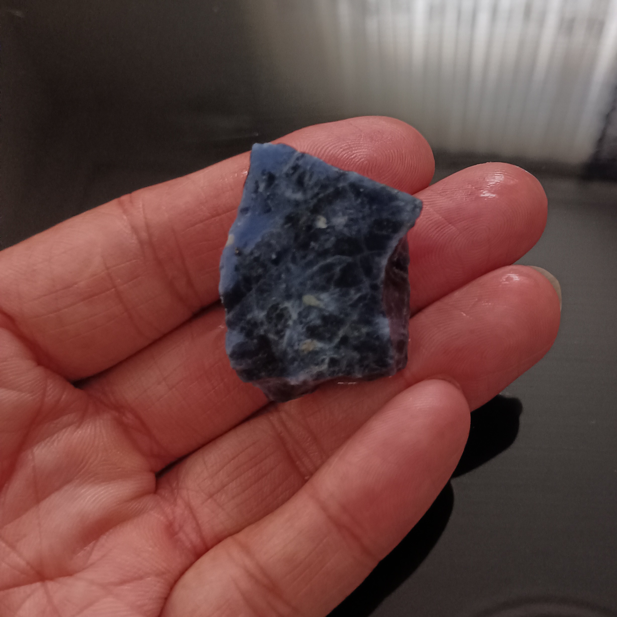 سنگ راف سودالیت اصل و معدنی مخصوص تراش برای نگین انگشتر مردانه و زنانه و گردنبند وکلکسیونی و ساخت آویز سنگ ماه تولد 