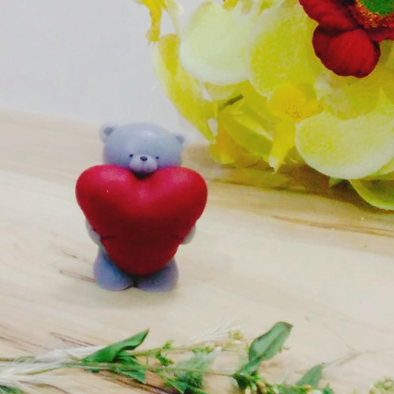 شمع خرس قلب به دست 