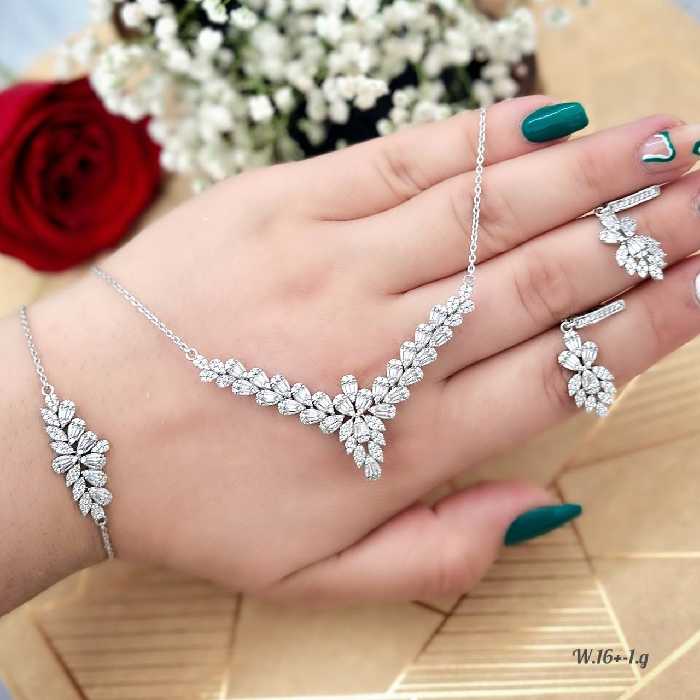 سرویس  نقره طرحی شیکی و زیبا با عیار 925 و ابکاری طلا .کاملا مشابه طلا  مناسب برای کادو و دارای فاکتور معتبر و ارسال