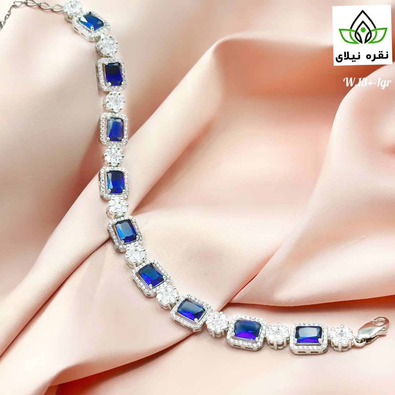 دستبند نقره با عیار 925
کاری شیک و مجلسی
ابکاری طلای سفید
ارسال رایگان و فاکتور معتبر
در رنگ های آبی و قرمز