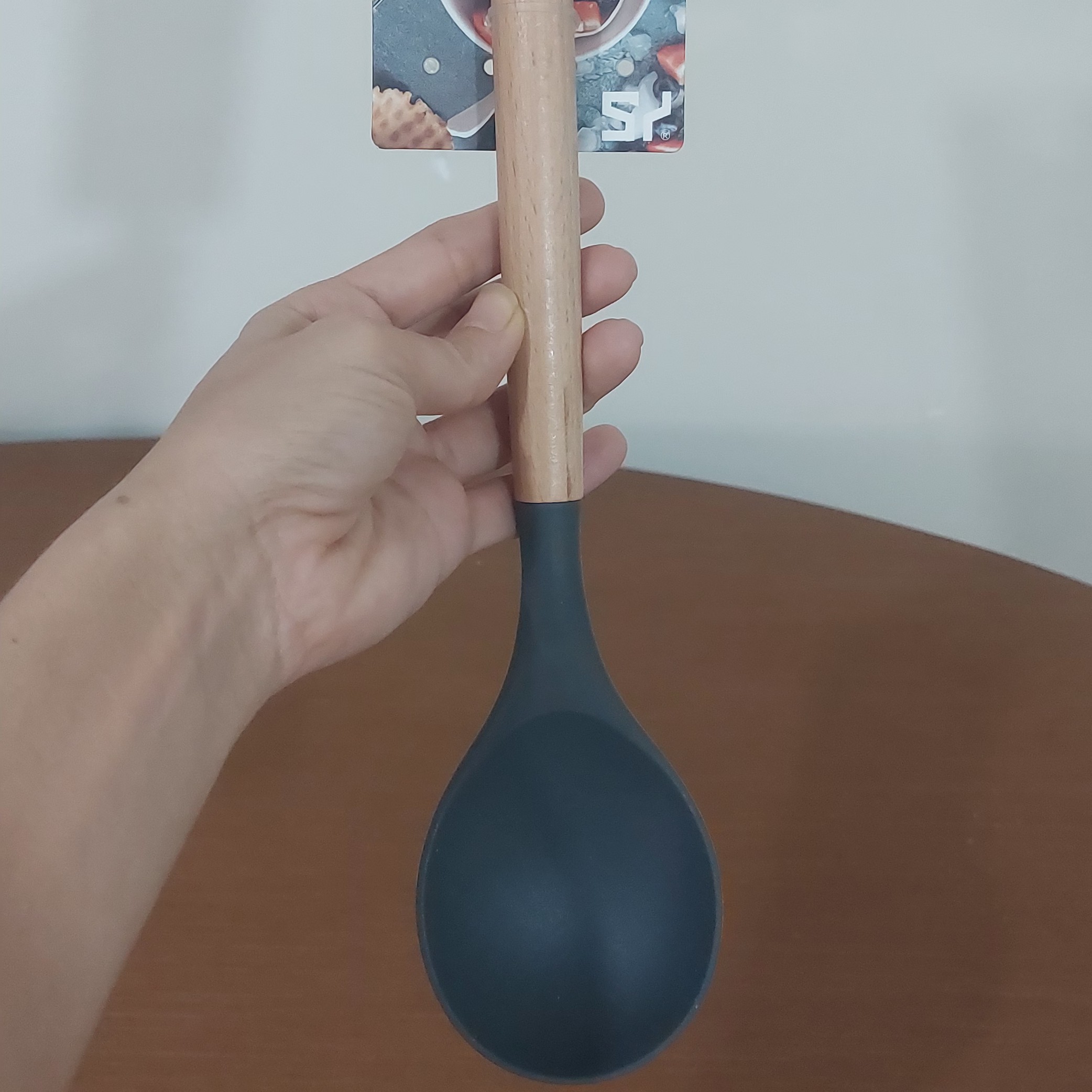 قاشق آشپزی سیلیکونی طوسی رنگ  دسته چوبی برند شنگیا