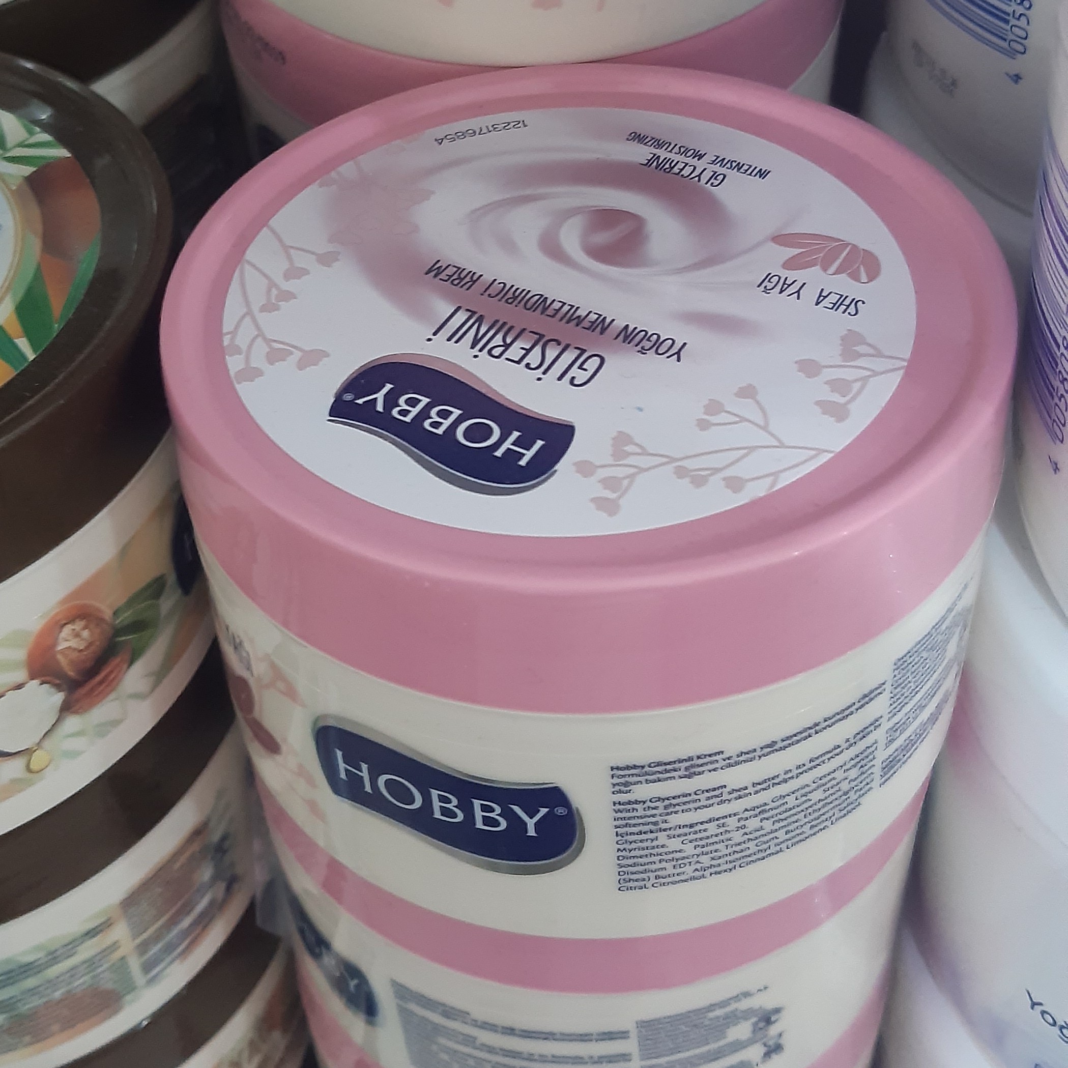 کرم دوکاره آبرسان و مرطوب کننده  قوی HOBBY  هوبی  ترکیه حاوی گلیسیرین و شی باتر حجم 250 میل شکلاتیک ترکیه

