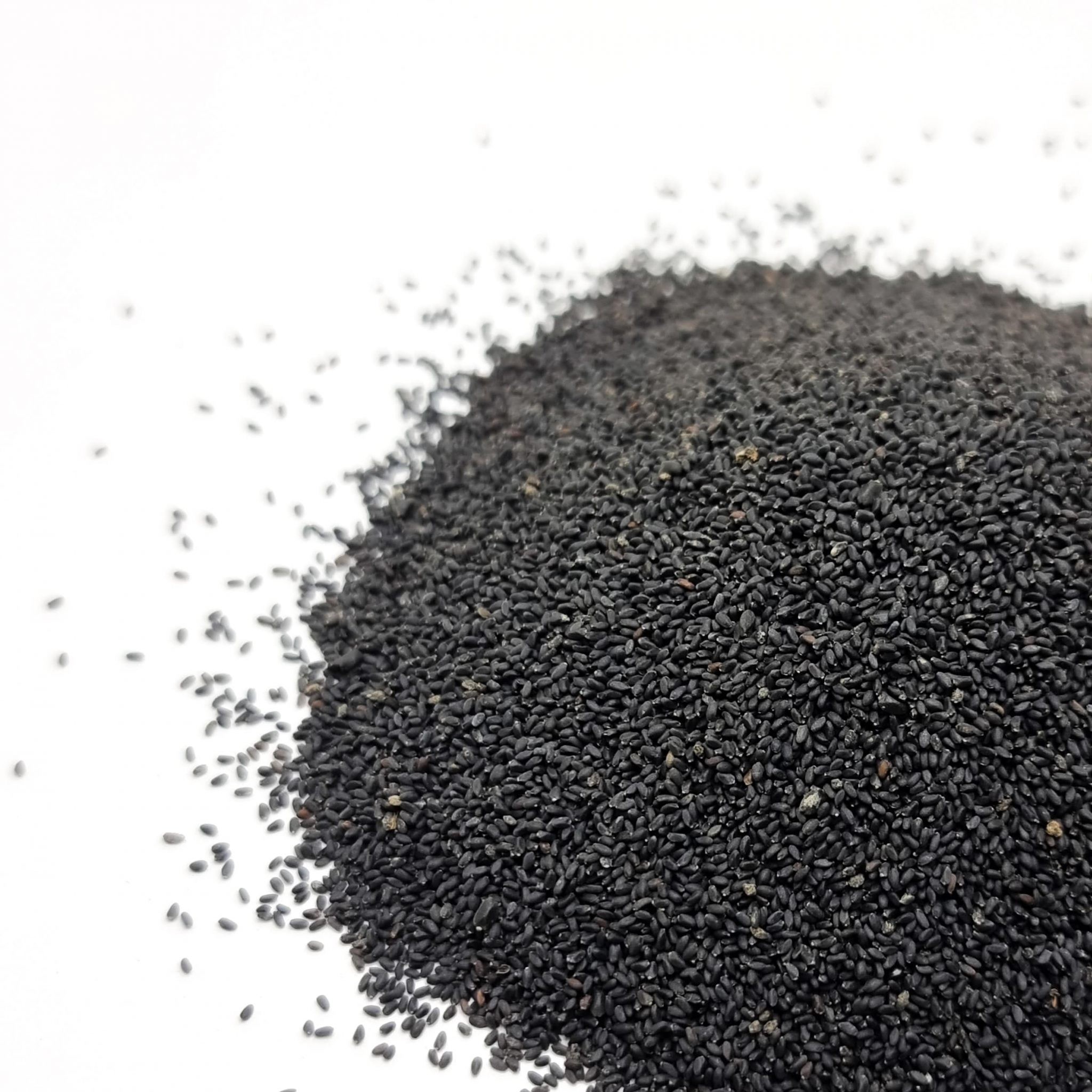 تخم شربتی یا دانه ریحان کوهی ریز  پاک شده ی ممتاز در بسته بندی (200 گرمی)