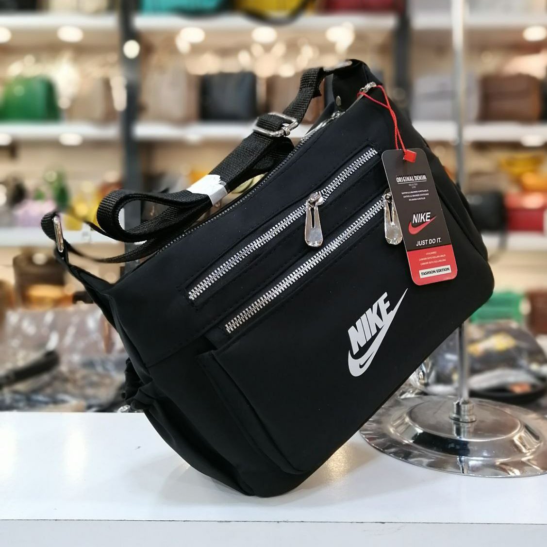 کیف کد 0175
زنانه مارک دار 
جنس ریپس ساتن
سایز (30*21)
پنج زیپ
