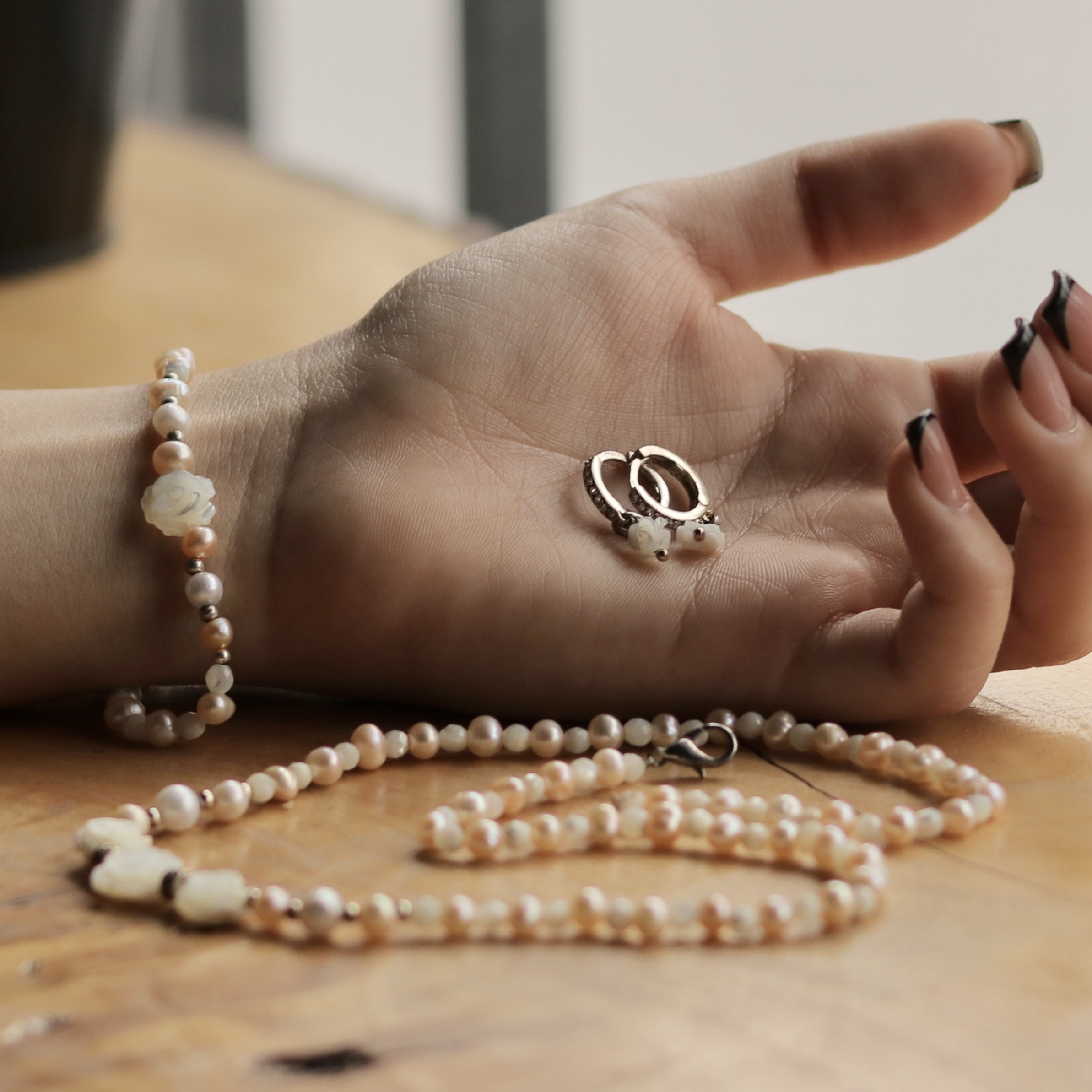 نیم ست شامل گردنبند ،دستبند،گوشواره حلقه ای به همراه گوی های نقره(با پوشش آب طلا سفید) و حلقه های سیاه قلم نقره