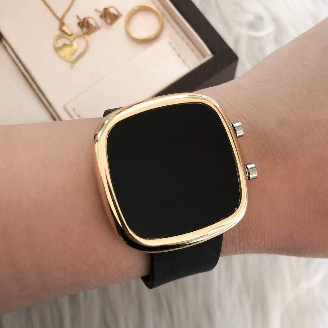 ساعت ال ای دی ژله ای مربع بندمشکی قاب طلایی 