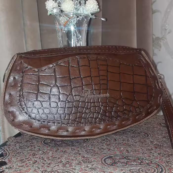 کیف چرمی دست دوزِ دستی مدل ننه جونی