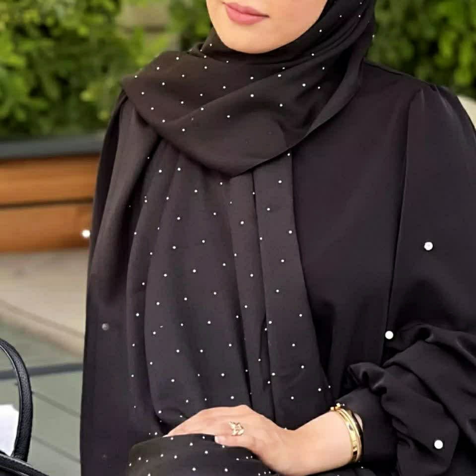 شال نگین دار کاملا مشکی صد در صد نخی نگین هاش نقره ای هستش و منگوله داره