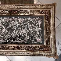 تابلو قلمزنی مسی طرح گل و مرغ بقاب خاتم صلیبی گوشه دار  چوب گردو دور سایز 50در 80 سانتی متر