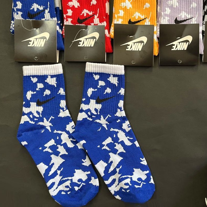 جوراب پاییزه طرح خاص و جدید نایک جزو اولین ها باشید میپوشید