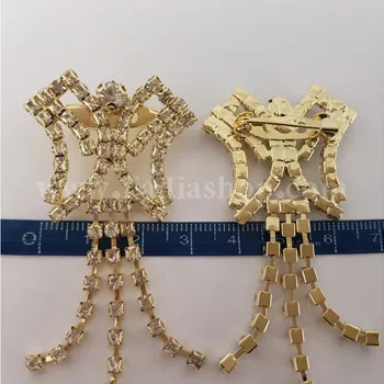 گل سینه آویز دار طلایی