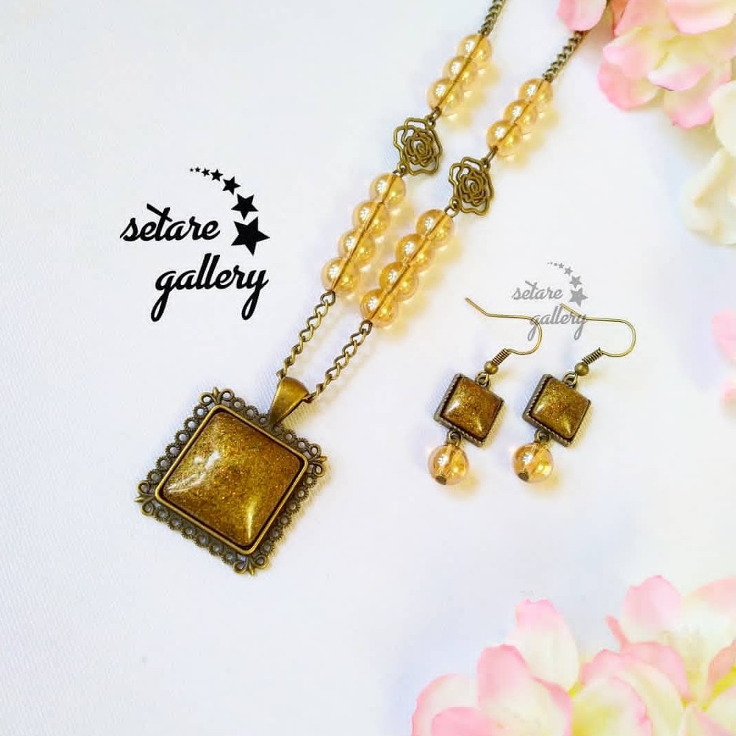 زیورآلات رزینی نیم ست نسکافه ای با مهره های شامپاینی شامل رومانتویی و  گوشواره 