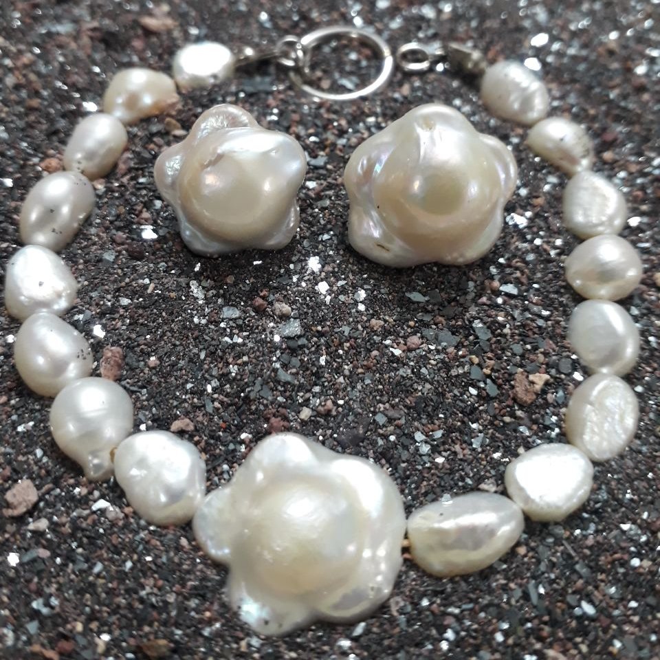 نیم ست دستبند فری سایز مروارید طبیعی پرورشی باروک و قفل استیل تی شامل دستبند و گوشواره میخی کد 196 E همراه با ارسال رای