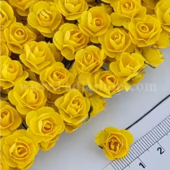 گل رز کوچک زرد تیره