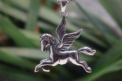 مدال گردن اویز نقره طرح اسب بالدار