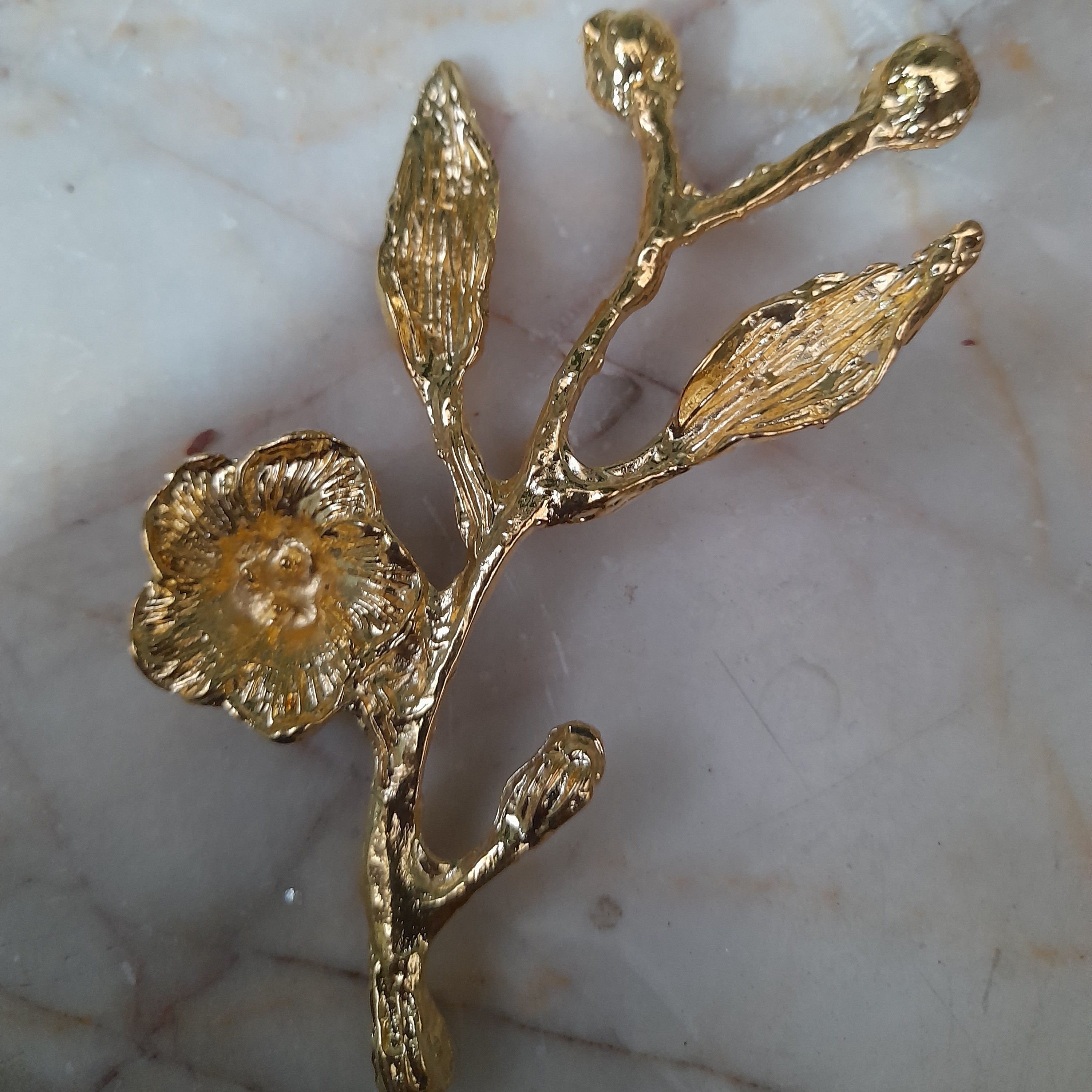 تولید وریخته گری انواع پایه .گل وگوزن ویراق وپایه طلایی فلزی 