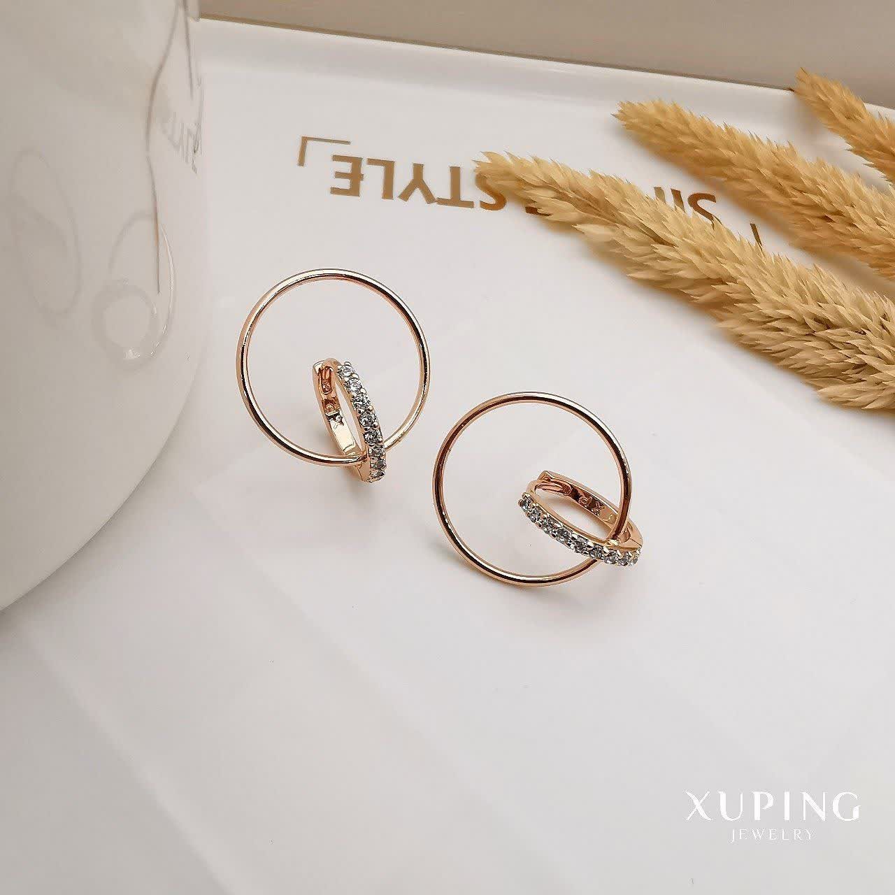 گوشواره حلقه ای مدل دایره و ستاره روی گوش