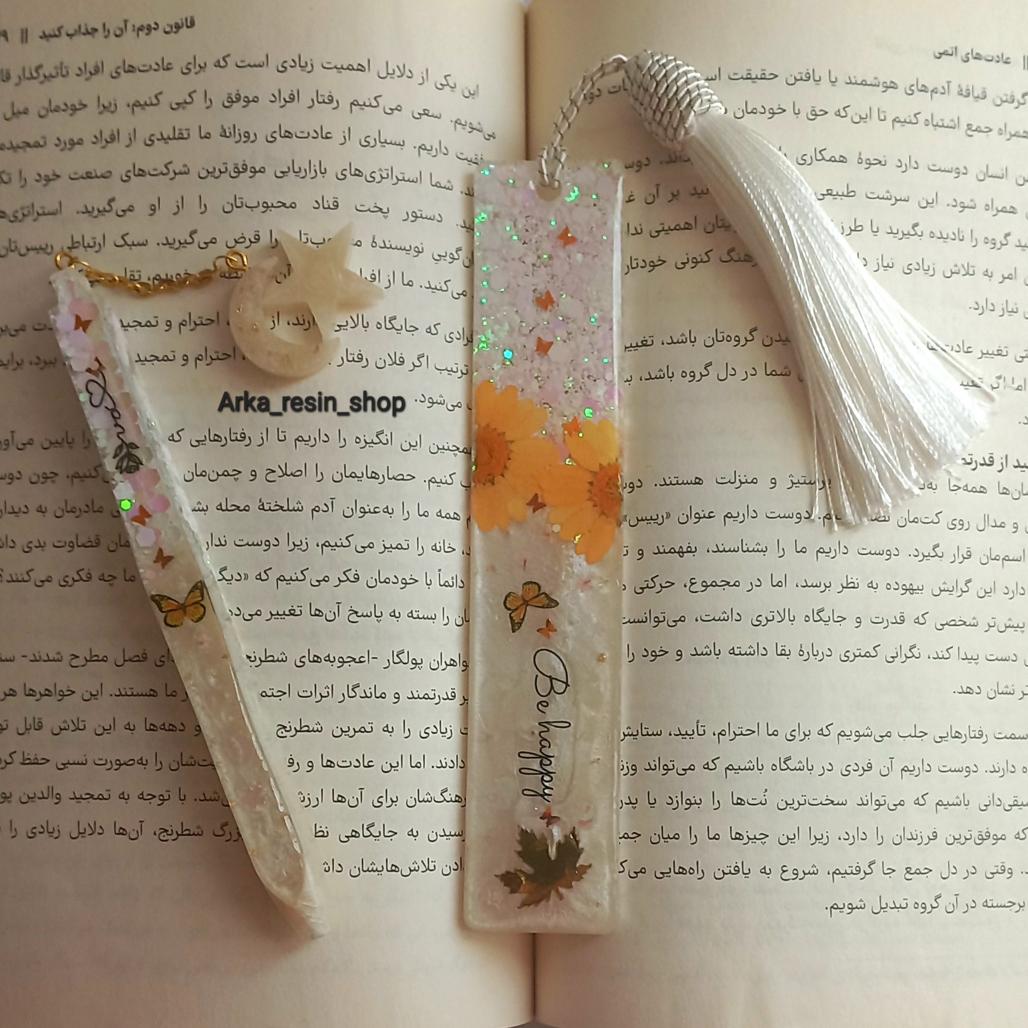 ست خودکار و بوکمارک (نشانگر کتاب)رزینی سفید نارنجی جذاب و شیک خودکار با مغزی قابل تعویض به همراه آویز ماه و ستاره