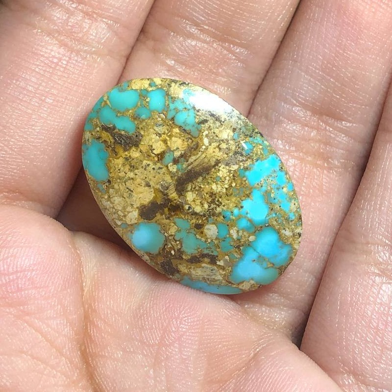 نگین فیروزه نیشابوری کاملا طبیعی با رگه های طلایی تراش بیضی  بسیار زیبا و فاخر  کد 88