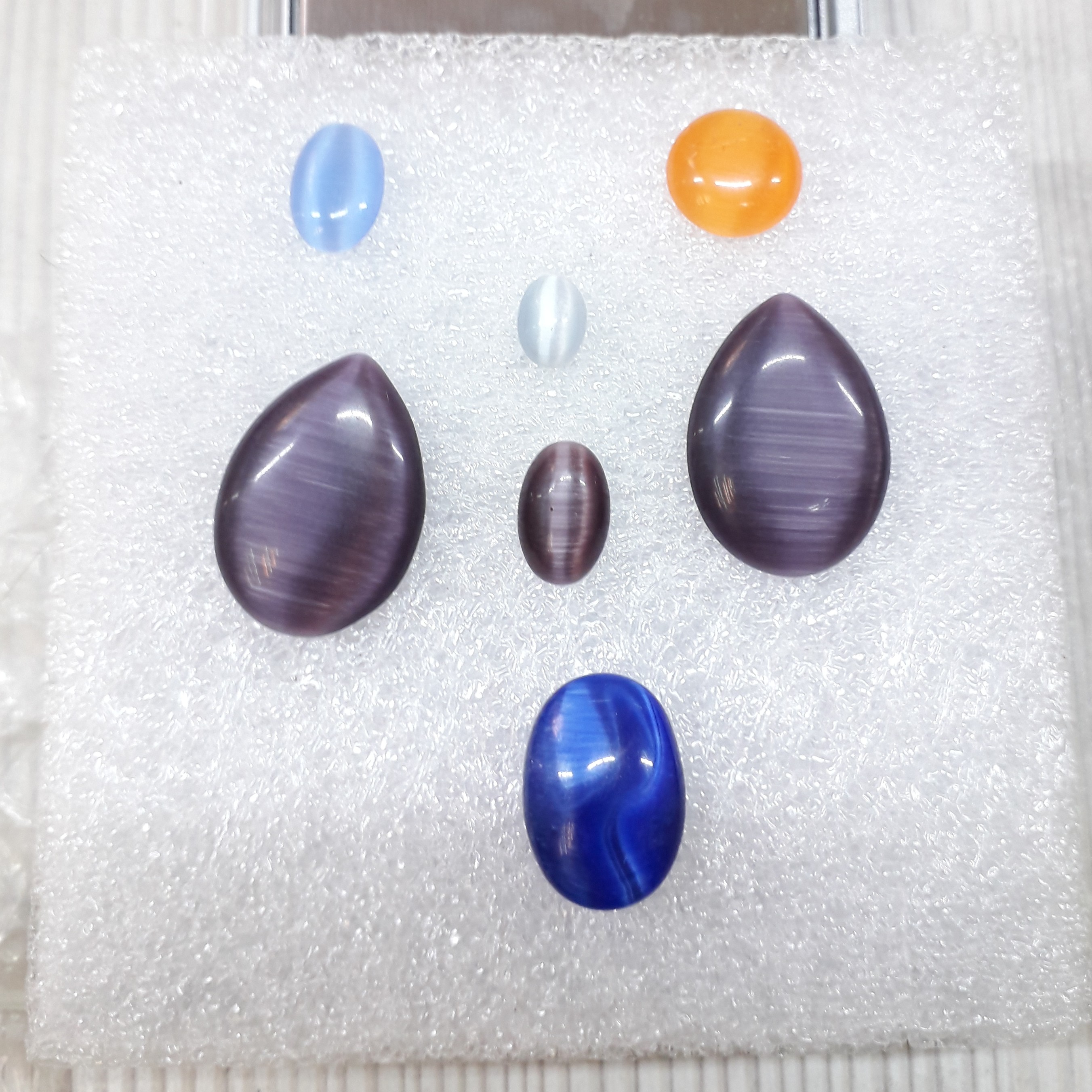 نگین های چشم گربه در رنگ و ابعاد مختلف 