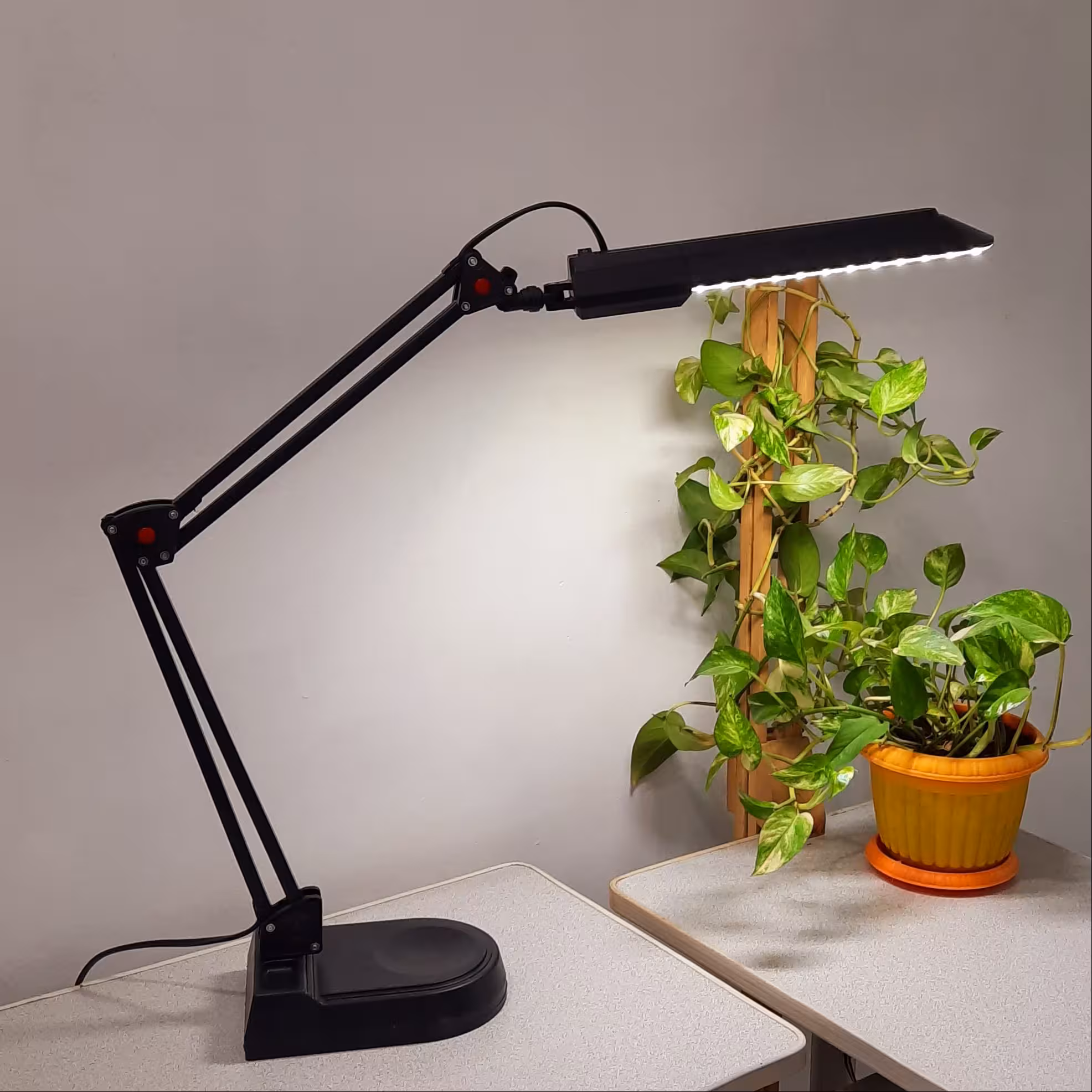 چراغ مطالعه مهندسی کریم زاده مدل EN-107A برقی- بازودار - با قابلیت چرخش در همه جهات