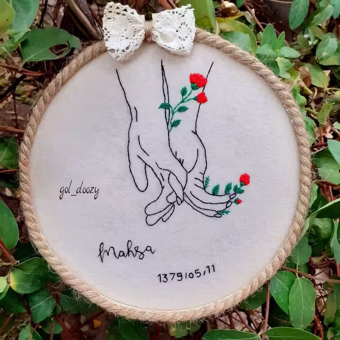 دیوارکوب .قاب گلدوزی شده