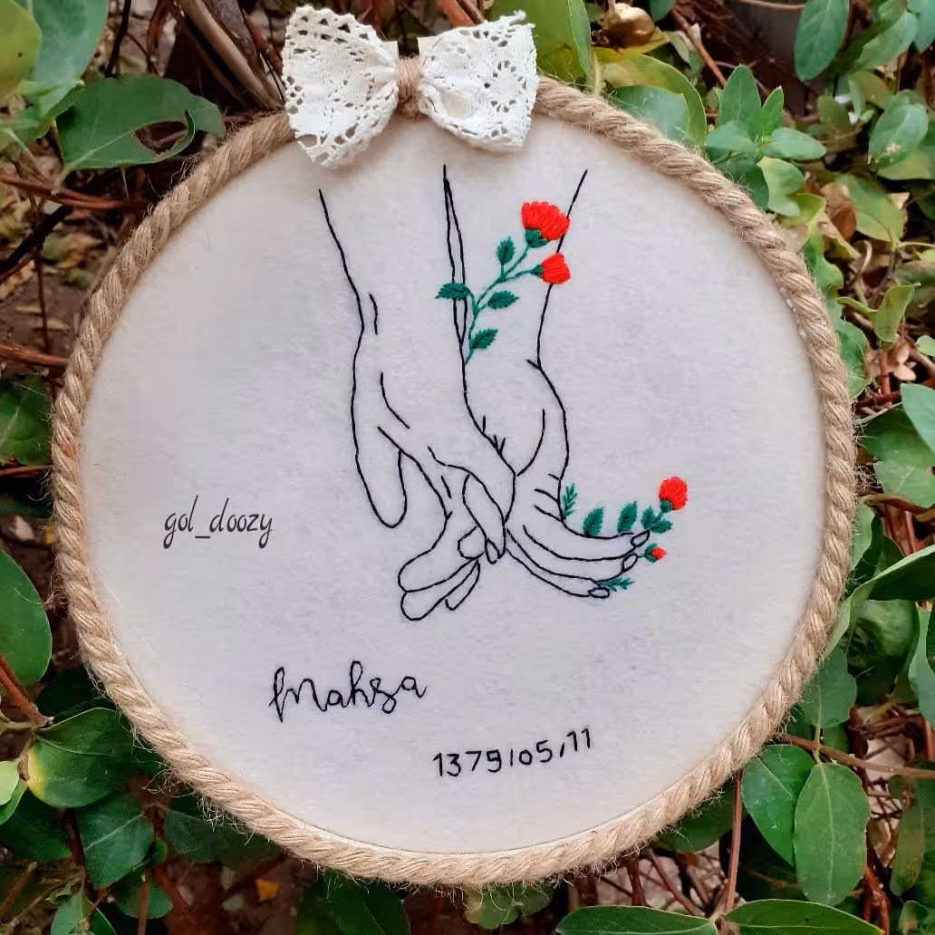 دیوارکوب .قاب گلدوزی شده