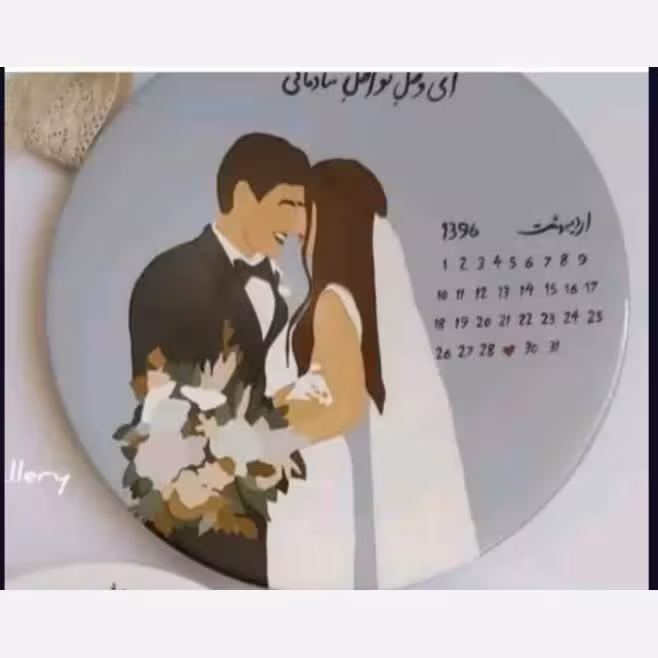 دیوارکوب کیوت عشقولانه طرح خاص بشقاب سفالی سایز 20 سانتیمتر ضد آب پشت بشقاب آویز نصب شده 