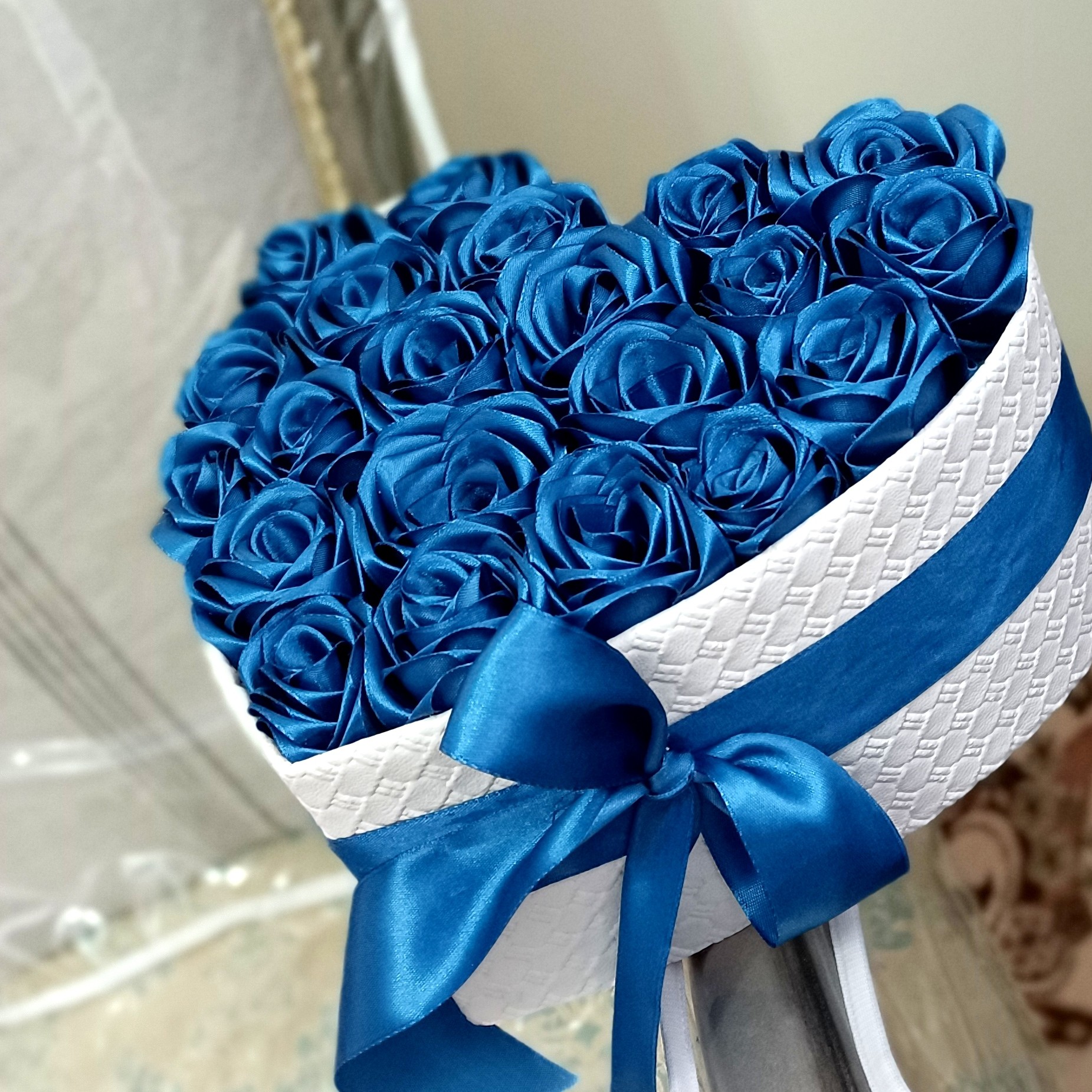 باکس گل رز روبانی رنگ آبی
