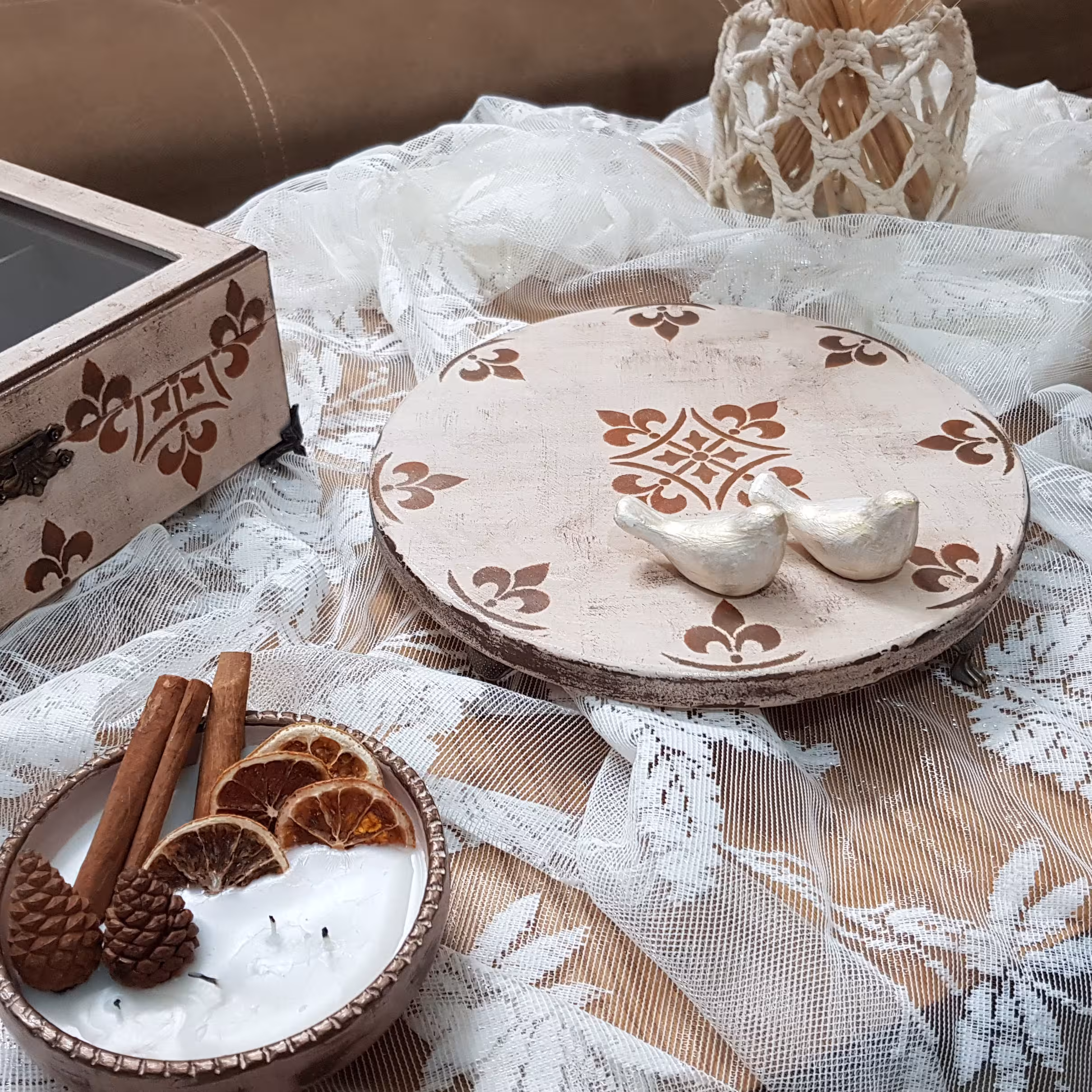 رایزر چوبی پتینه شده با رنگ کرم و جنایی و برنز