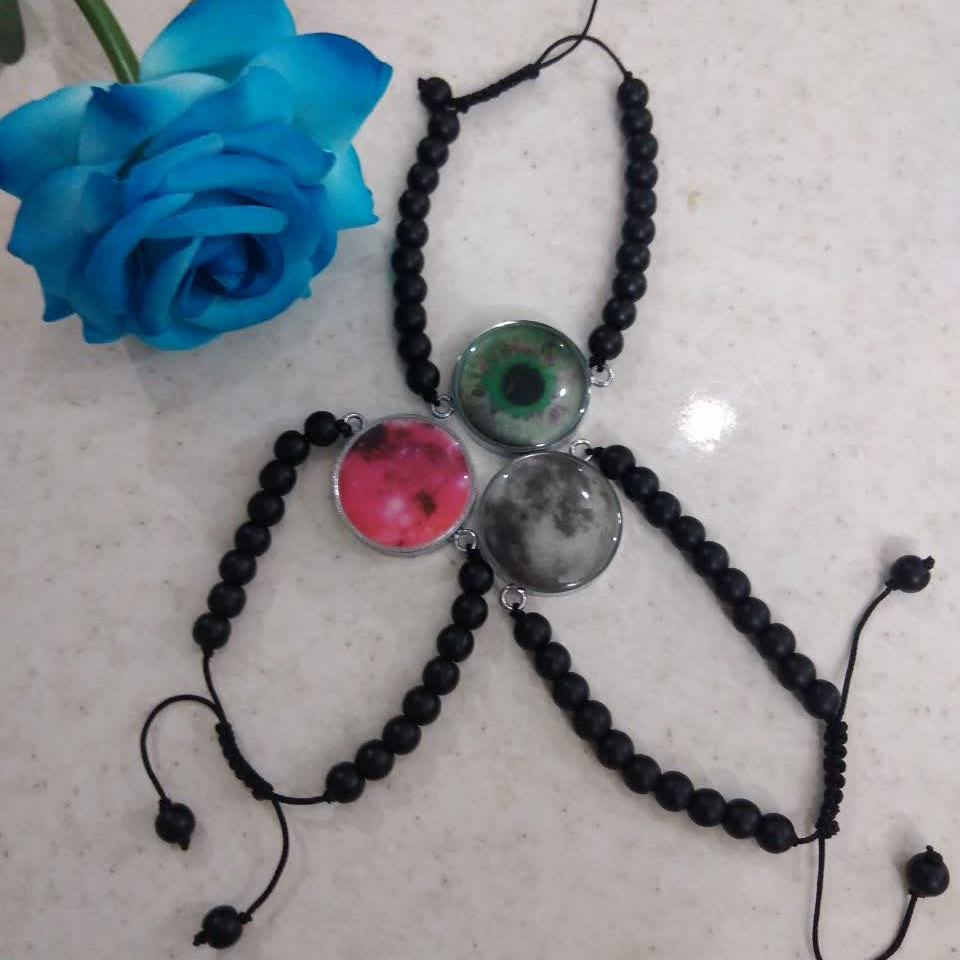 بدلیجات  دستبند شبتاب رزینی در  طرح های ماه و کهکشان و چشم