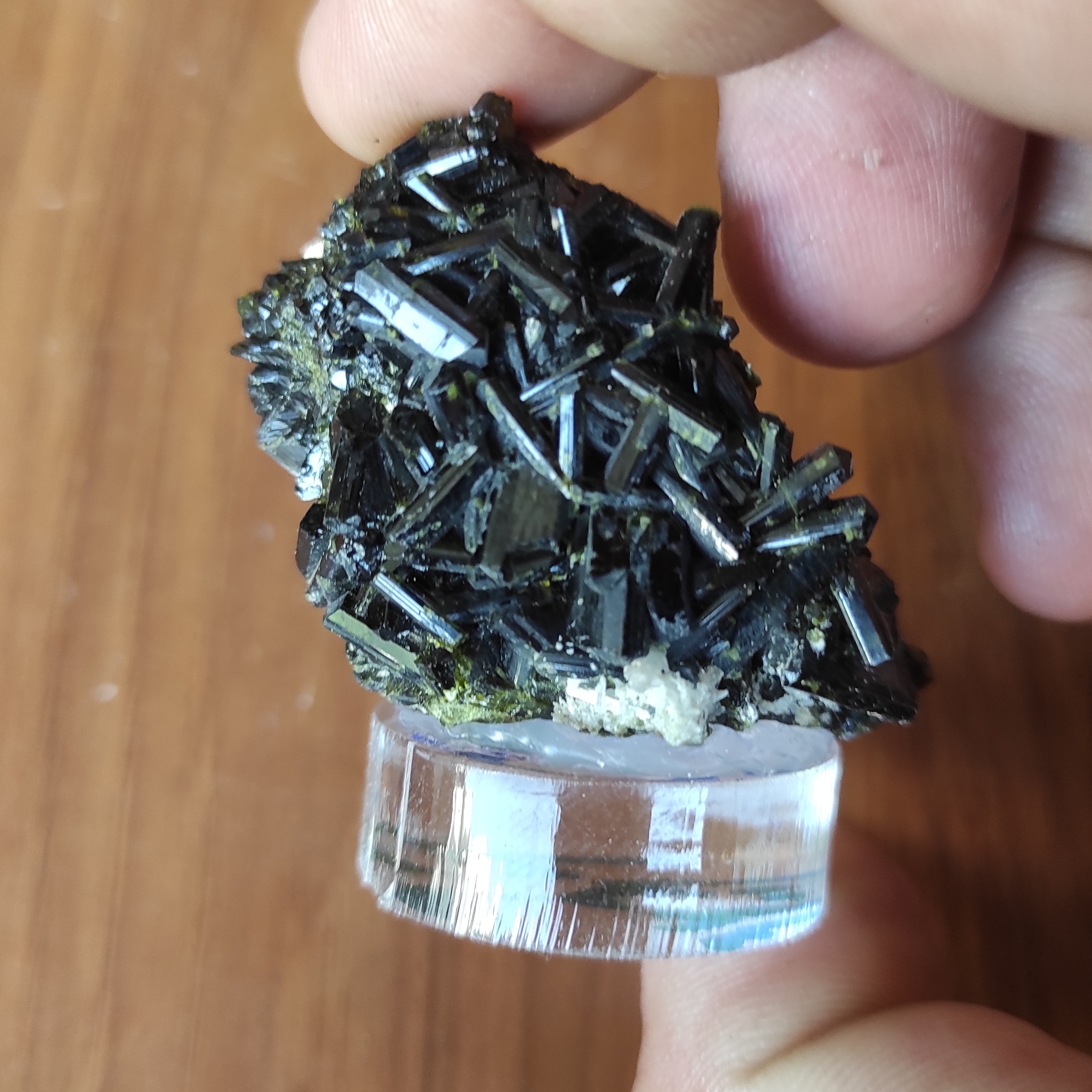 سنگ اپیدوت پایه پلکسی دار کدAp340024