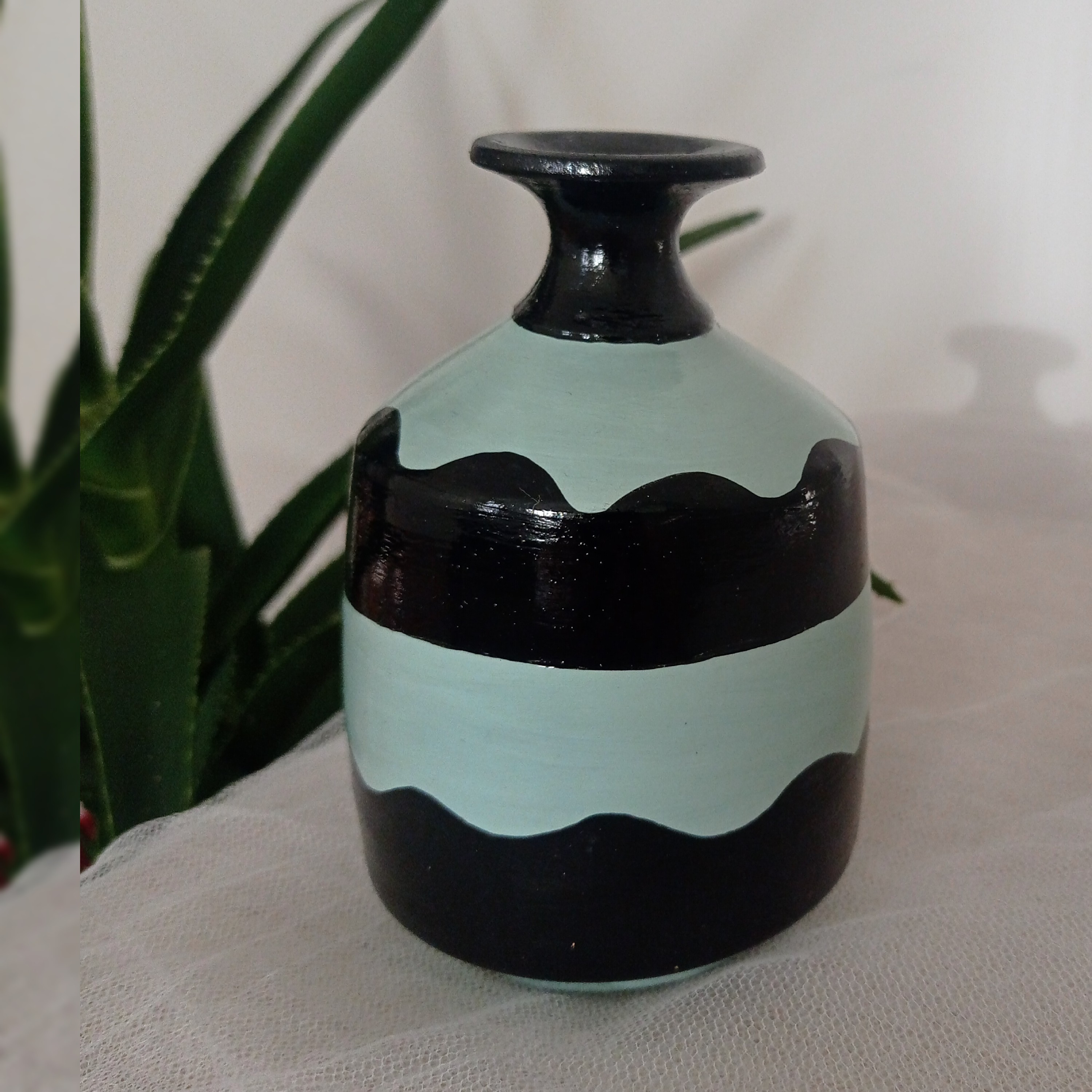 گلدان سفالی تک