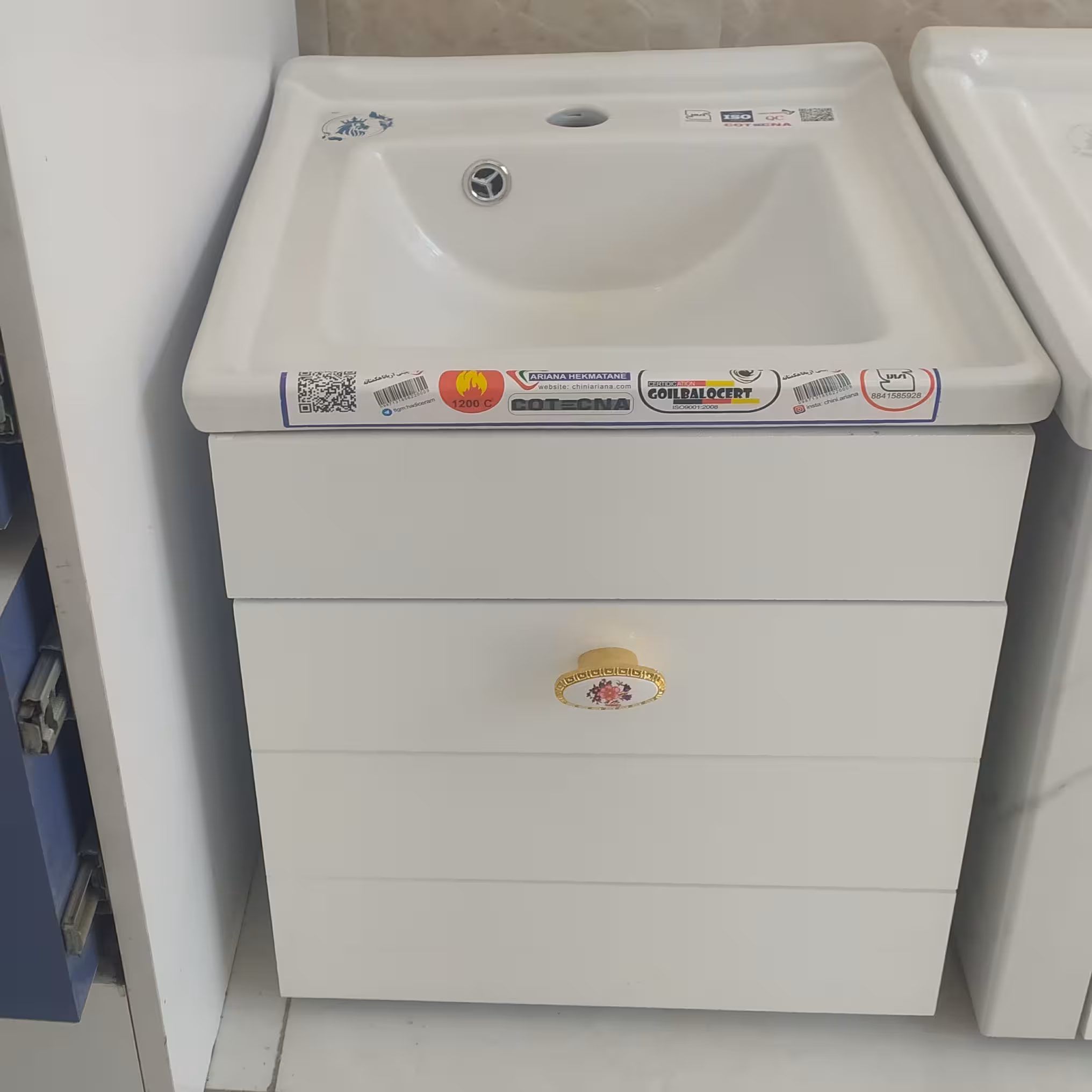 روشویی کابینتی دیواری با سنگ توکار   40 در 40 سفید
