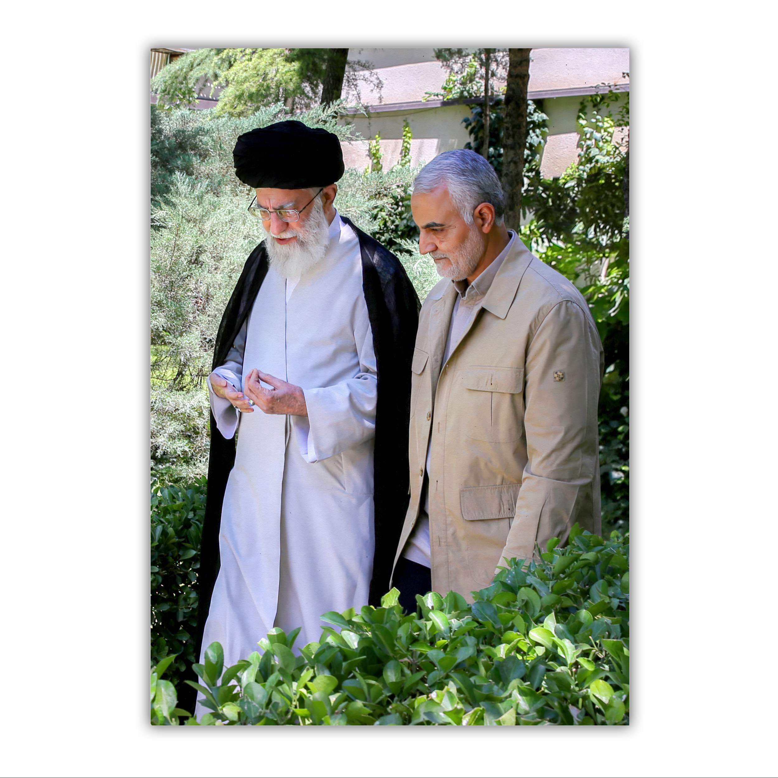 تابلو شاسی مدل شهید سردار قاسم سلیمانی و آیت الله خامنه ای سایز 50 در 70 کد 71