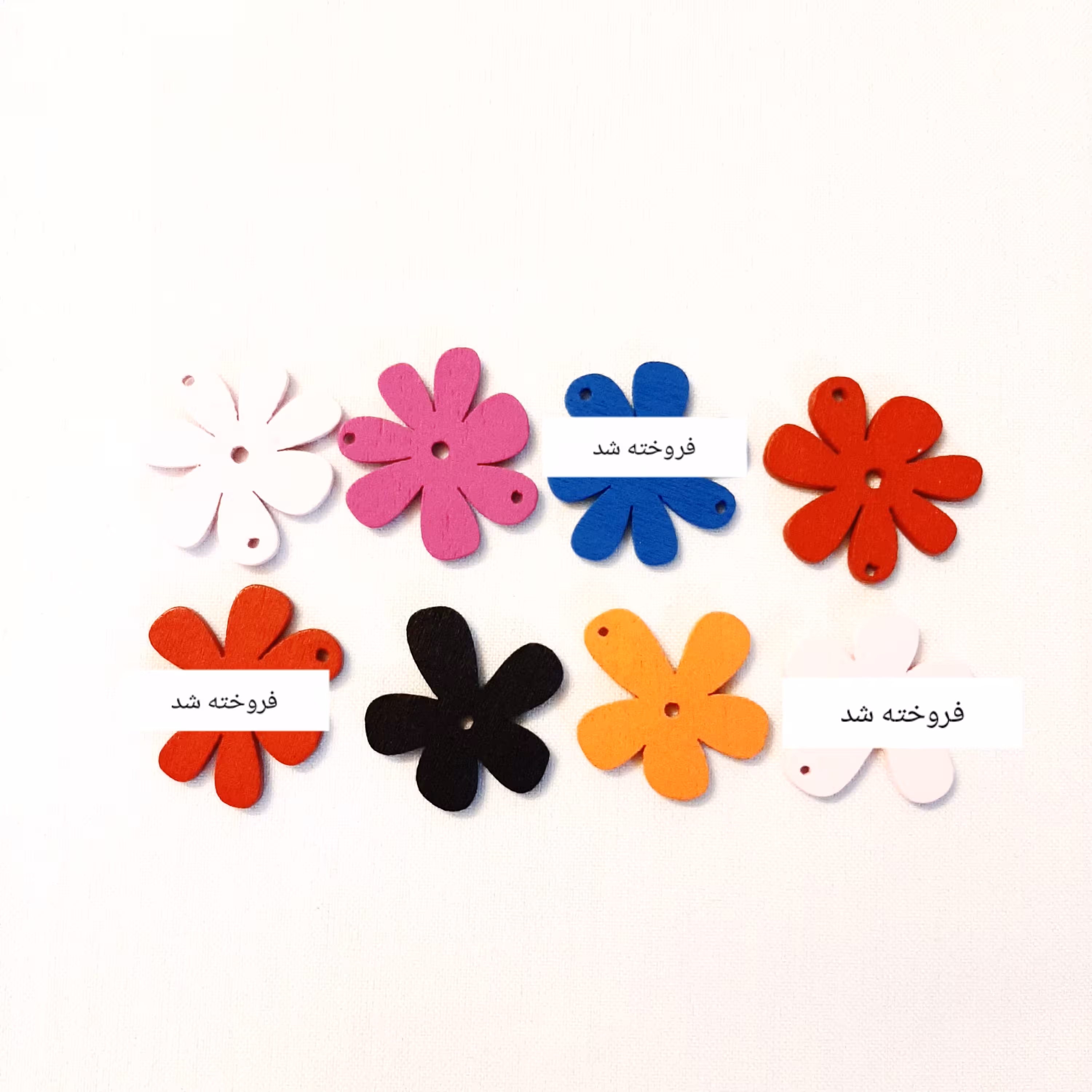 خرج کار  دکمه و تزئینات چوبی (موجودی از هر رنگ فقط یک عدد)