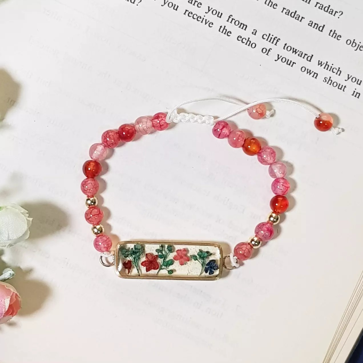 دستبند گلدار  رزینی و سنگ عقیق قرمز