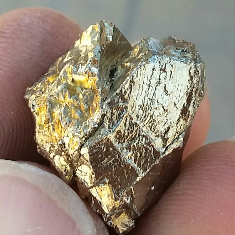 سنگ راف پیریت طلایی ملقب به سنگ طلا  100 در 100 طبیعی شاهکار خلقت
کد 11923