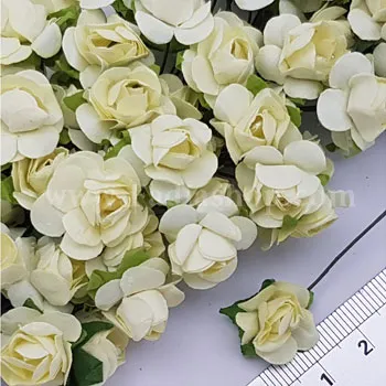 گل رز کوچک زرد لیمویی روشن