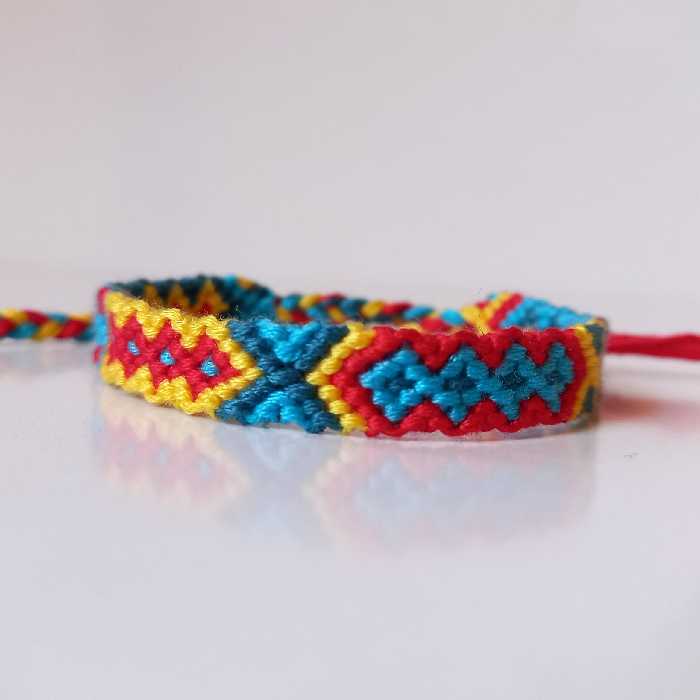 دستبند طرح لیلو (رنگبندی قرمز و زرد و سبزآبی و فیروزه ای) محصول کاملا دستساز تیم گوزن آبی