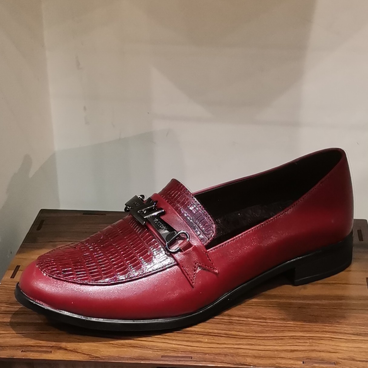 کالج چرم مناسب برای استفاده روز مره و پیاده بسیار خوش پا و راحت 