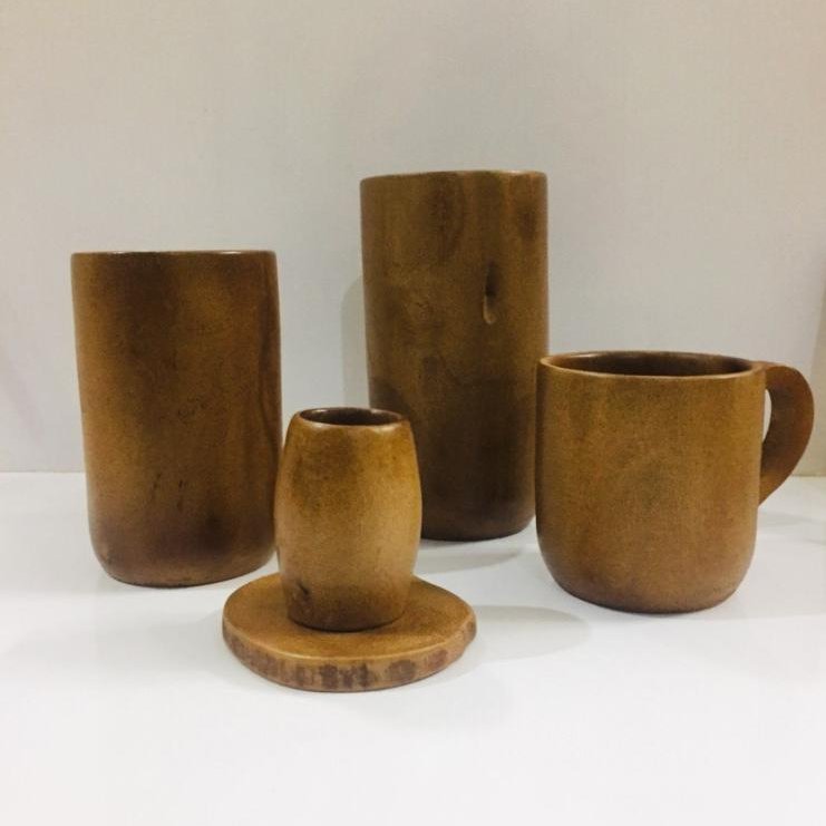 ماگ چوبی دسته دار به همراه ماگ چوبی بلند بدون دسته و ماگ اسموتی بدون دسته و شات اسپرسو با زیر شاتی