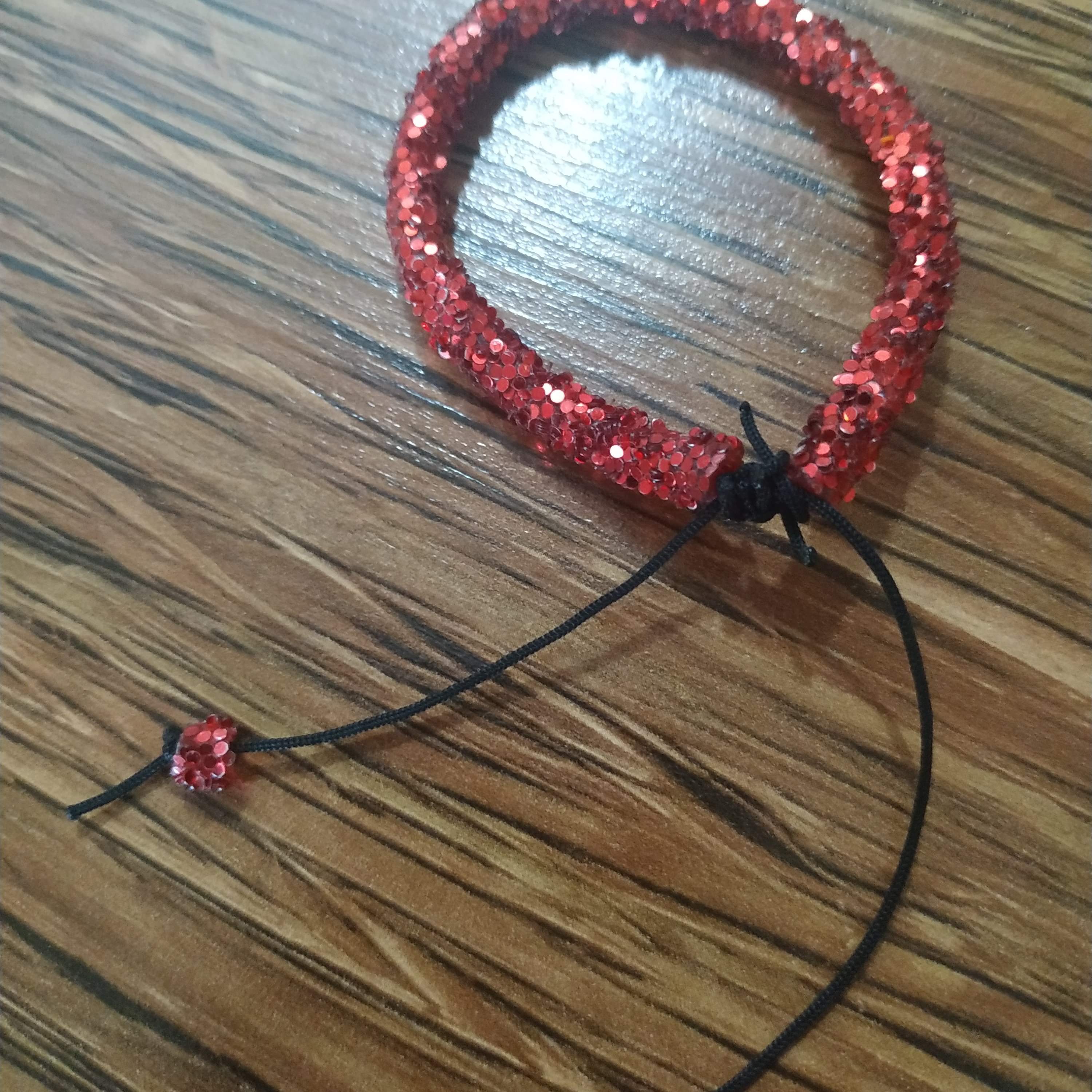 دستبند سیمی اکلیدی قرمز رنگ