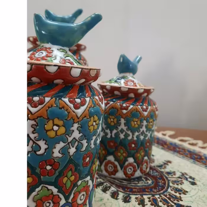 بانکه سه پایه:
:کوره ای و لعابی 
قابل شستشو 
 دکوری و مصرفی 
 کنید  جا ادویه و تنقلات 
مناسب خانم های ب