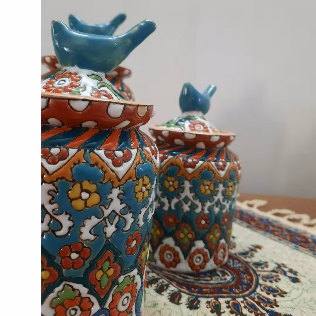 بانکه سه پایه:
:کوره ای و لعابی 
قابل شستشو 
 دکوری و مصرفی 
 کنید  جا ادویه و تنقلات 
مناسب خانم های ب
